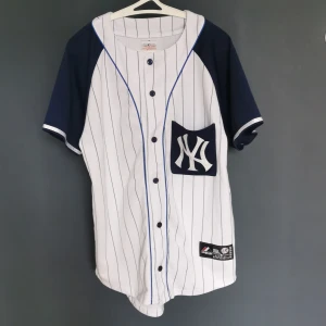 new yankee baseball shirt - Storlek L. Den är i mycket gott skick🌸