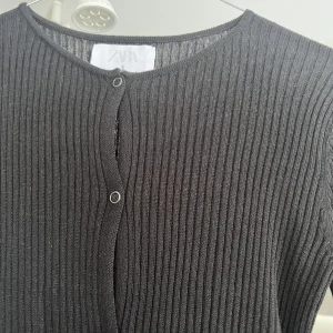 Zara Kofta - Mörkgrå kofta från zara! Superfin, ribbstickad med två fickor framtill❤️‍🔥 stl 13-14år men passar xs-s🤗 likadan som annonsen med den blå koftan fast i en annan färg 