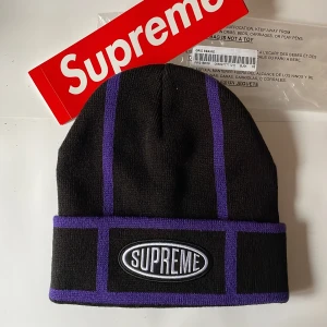 Grid Beanie Supreme - Start och lila beanie fr Supreme. Splitterny. Fick som tidig julklapp av gudmor i New York men vill inte ha svart… så jag säljer vidare. Orginalpåse samt klistermärke medföljer.