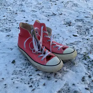 Äkta Converse skor i storlek 38. Tvätta av dom så har du iprinsip helt nya skor. 