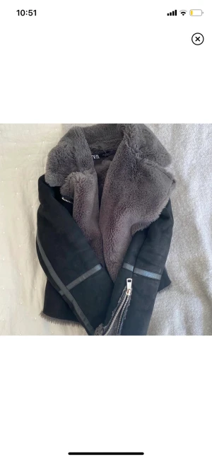 Zara jacka storlek S - Jag säljer denna jacka från zara som jag köpte från Plick. Jackan är i storlek S och är i bra form och knappt använd💕