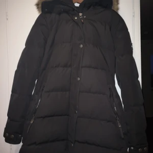 Hollies Subway jacka strl XL - Jätte fin Hollies jacka. Storleken på jackan är 48/XL. Använd en säsong och är i bra skick. Modellen på jackan heter subway. Pälsen är äkta och kommer med jackan. 