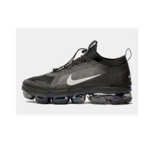 Nike AIR vapormax 2019 utility  - Säljer sjukt fina vapormax i storlek 46 för 1600kr. Knappt använda och skorna är i bra skick (box medföljer ej). Det är även reflex på skorna som ni ser på bilden. Skriv vid intresse köparen står för frakten. 