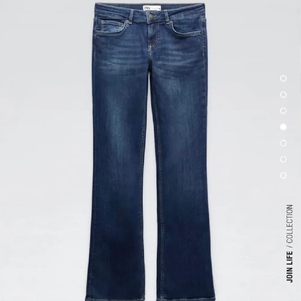 Intressekoll på mina mörkblåa lågmidjade zara jeans. Endast använda 1 gång, säljer vid bra bud💘. Jeans & Byxor.