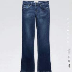 Intressekoll på mina mörkblåa lågmidjade zara jeans. Endast använda 1 gång, säljer vid bra bud💘