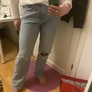 Jeans från Ginatricot. 90s High waist jeans. Fint skick.  Säljer då dom är för stora för mig. 