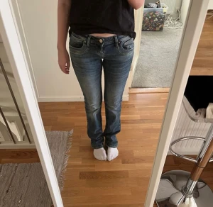 Ltb valerie jeans - Säljer mina sjukt snygga ltb valerie jeans som tyvärr inte kom till så mycket användning. Slimfit och lågmidjade. Strl 28, längd 34. Passar perfekt på mig som är 173 cm lång, går naturligtvis att lägga upp om man är kortare😇Köpta för 829 kr. (Lånad bild)