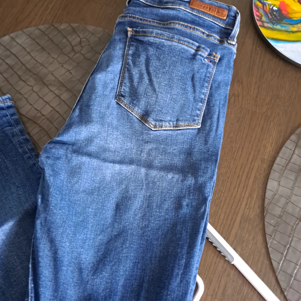 Tommy Hilfiger jeans i bra skick  Storlek 28/30. Jeans & Byxor.