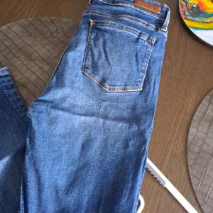 Tommy Hilfiger jeans i bra skick  Storlek 28/30