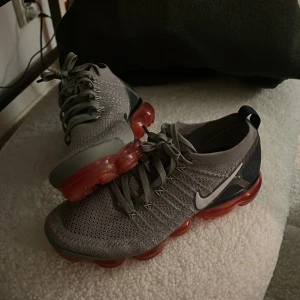 Nike vapormax  - Använda Max 10 gånger, väldigt bra skick och fina! Vapormax storlek 41.
