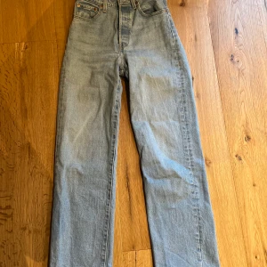 Levis jeans  - Högmidjade Levis jeans med straight fit. Som nya knappt använda, säljer då den inte används längre. Jätte skönt matial och passform. Dem är i storlek 25:) dem är mer ljusblåa i verkligheten, på bilden ser dom lite går ut. Pris kan diskuteras
