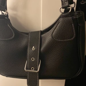 Axelväska  - super snygg väska💓skriv om ni undrar något 