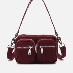 Noella väska - Säljer denna superfina noella väska, den är använd men hel och fin. Är i denna fina röda färgen men skriv för fler bilder. 