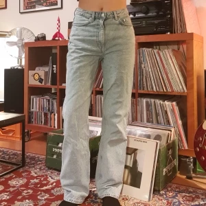 Weekday jeans rowe - Jeans från weekday i modellen rowe. Använda några gånger men ser rätt så oanvända ut.