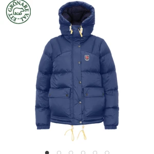 Fjällräven  - Intressekoll på min fjällräven jacka säljer bara vid bra bud byter gärna mot en annan färg i en st mindre eller en moncler.💙