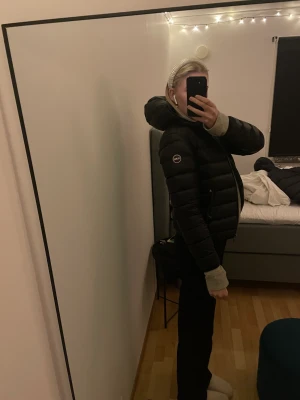 Colmar jacka - Säljer nu min superfina colmar jacka från förra året eftersom den har blivit lite liten! Den är mycket sparsamt använd och är i nyskick💕 jag köpte den för 4155 kr🫶🏻 Den är dock ganska liten i storleken✨