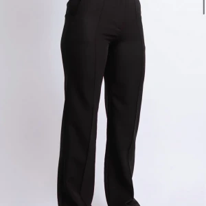 Kostym byxor  - Säljer mina kostymbyxor från madladt eftersom de inte kommer till andvändning längre, bilderna är lånade från madladys hemsidan skriv privat om man vill se flera bilder de passar bra i längden på mig som är 167 o hade du jag för lite längre