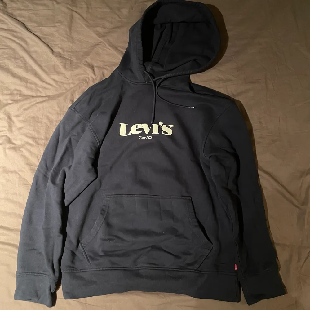 En snygg Levi’s hoodie som inte används längre. Skick 9/10. Nypris 700kr. Hoodies.