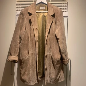 Jofama mockajacka - Kappa i läder från Jofama. Köpt second hand. Superkvalitét. Passar från xs-l beroende på önskad passform. Hojta om du vill ha fler bilder!