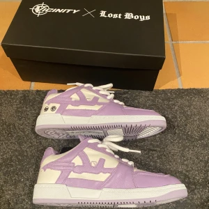 Vicinity x lost boys - Säljer dessa Lilly-lows, vicinity x lost boy collaboration skor! Skorna är aldrig använda och dustbag och kvitto finns. Skorna är storlek 40,5 men skulle säga att dem passar både 39-40,5. Hör av för mer info!