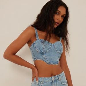 Jeans topp  - Jättesnygg korsett topp i denim. Använd endast en gång så i bra skick. Ifrån NA-KD 💗nypris 329 kr 