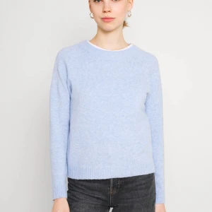 Stickad tröja  - Säljer denna fina stickade tröja från Vero Moda, den är ganska använd och den är lite nopprig men den går väl att använda och har inte gått sönder, säljer för 150 kr🙌🏽