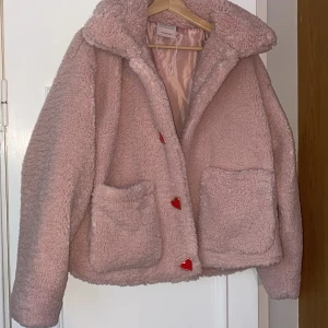 Rosa jacka  - Jacka  Storleken är XL Endast provat. Frakt tillkommer ca 90sek