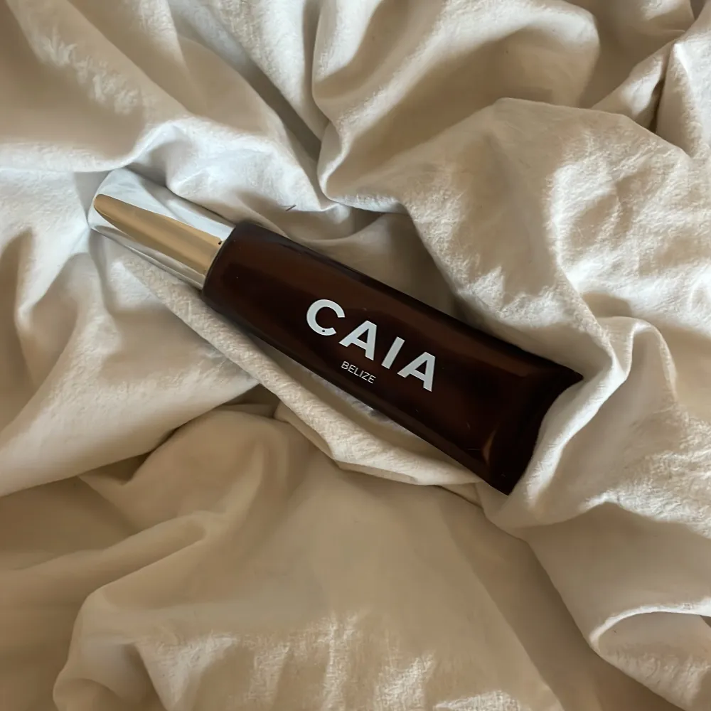 jag säljer Caia bronzer i färgen Belize, då färgen var lite för mörk för mig! har bara öppnat den en gång. det var då jag märkte att färgen var fel för mig. annars har jag inte använt den! priset kan diskuteras . Beauty.