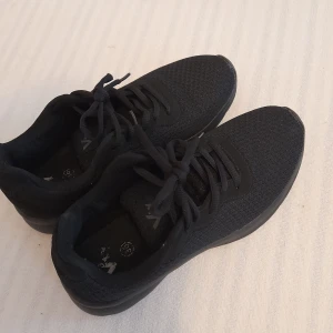 Svarta gumpaskor. - Svarta gympaskor stl.38. Som nya, fint skick. 50kr