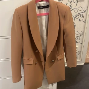 Oversized blazer  - Aldrig använd, köpt från Zara förra våren.
