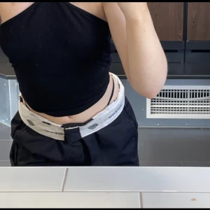 Dickies byxor - Köpta för 700kr. De är i storlek W27. Passar mig bra längden då jag är 162. Säljes pågrund av att jag renar ut garderoben💕 köparen står för frakt