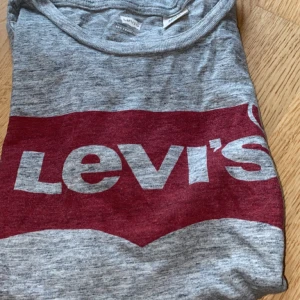 3 olika Levis t-shirts - Alla är i storlek xs men passar på mig som vanligtvis har S. Alla för 80 eller 30kr styck:)