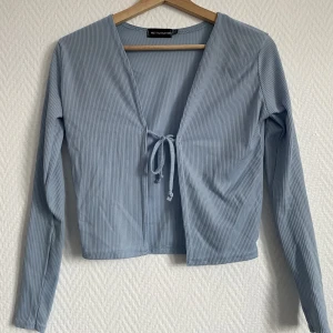 Knyt topp - Långärmad topp som man knyter vid bysten, jag brukade andvända den både som en kofta men även ensam bara så. Tyvärr andvänder jag inte den längre bara 