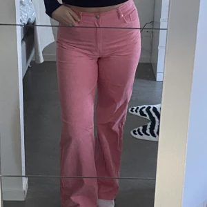 Manchesterbyxor - Rosa Manchester byxor från monki i strl 38!! Sitter som en smäck men kommer tyvärr inte till användning! Bara att skicka om ni har frågor eller vill ha fler bilder!! Frakt tillkommer😇😇