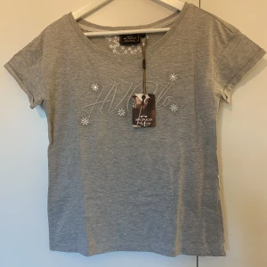 HV POLO T-SHIRT - Jättefin helt ny hv polo t-shirt, prislappen sitter kvar! Köptes på Skara hästsport för 349kr men har aldrig kommit till användning.💗