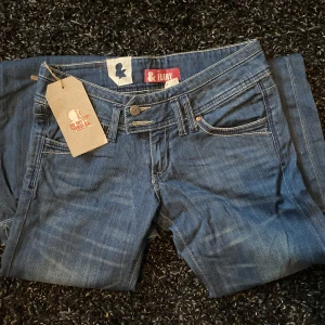 Y2K lågmidjade flaired jeans W27”L34” - Helt oanvända jeans köpta under tidigt 2000-tal. De har dubbla knappar och osymmetriska detaljer på bakfickorna samt vida ben  🫧Priset kan diskuteras vid snabb affär🫧