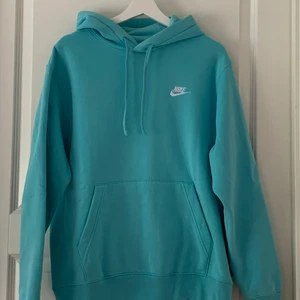 Nike hoodie - Säljer denna jättefina Nike-hoodien💙 Storlek M, herrmodell så den sitter oversized. Använd 3-4 gånger så i väldigt bra skick🥰 200kr plus frakt 66kr