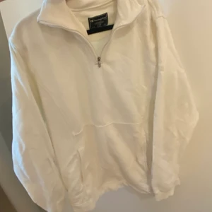 CHAMPION ZIP UP - Champion zip up Som är köpt på plick. Den är lite dammig men går lätt att ta bort kan finnas andra små deffekter eftersom den är köpt här💖