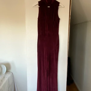 Jumpsuit Vinröd  - Jumpsuit Vinröd Storlek: Medium  Färg: Vinröd 