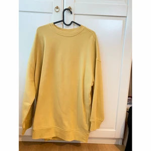 Monki oversized tjocktröjan  - En gul tjocktröja från monki, ocersized och går nästa ner till knäna på mig. Storlek xs och har aldrig används 