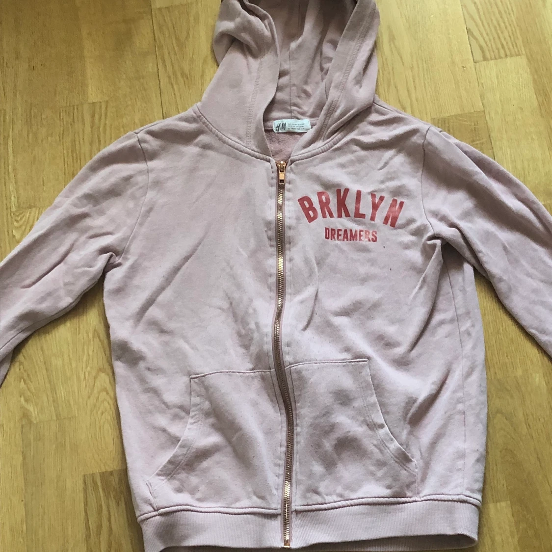 Hoodie med tragskedia