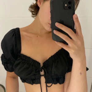 Somrig svart topp i satin - Topp som använts få gånger , skön och stretchig. 