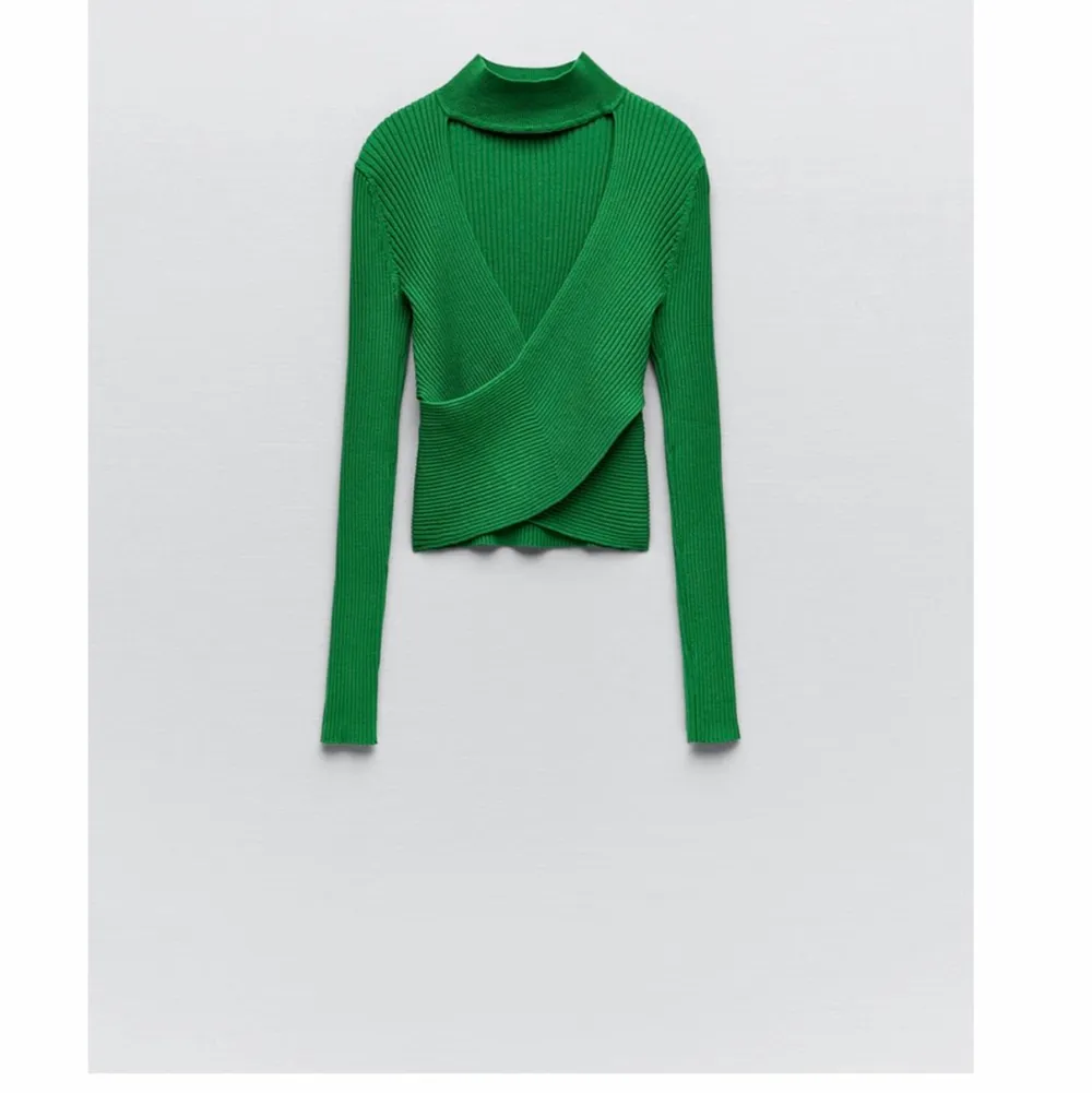 Jättefin grön tröja från Zara i storlek S! Alldrig använd så i nyskick💚 Kan mötas i Stockholm annars står köpare för frakt. Tröjor & Koftor.