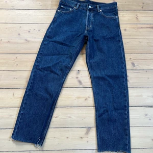 Weekday jeans - Byxorna är nyköpta, jag har klippt dom där nere. Säljer dom pga för stora i midjan.