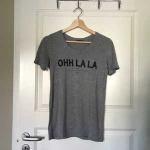 Grå tshirt guess - Söt tshirt från Guess! Fin detaljering med text i spets. Avslappnad passform, skön till sommaren. Använd men inga fläckar eller märken. Strl xs men passar s