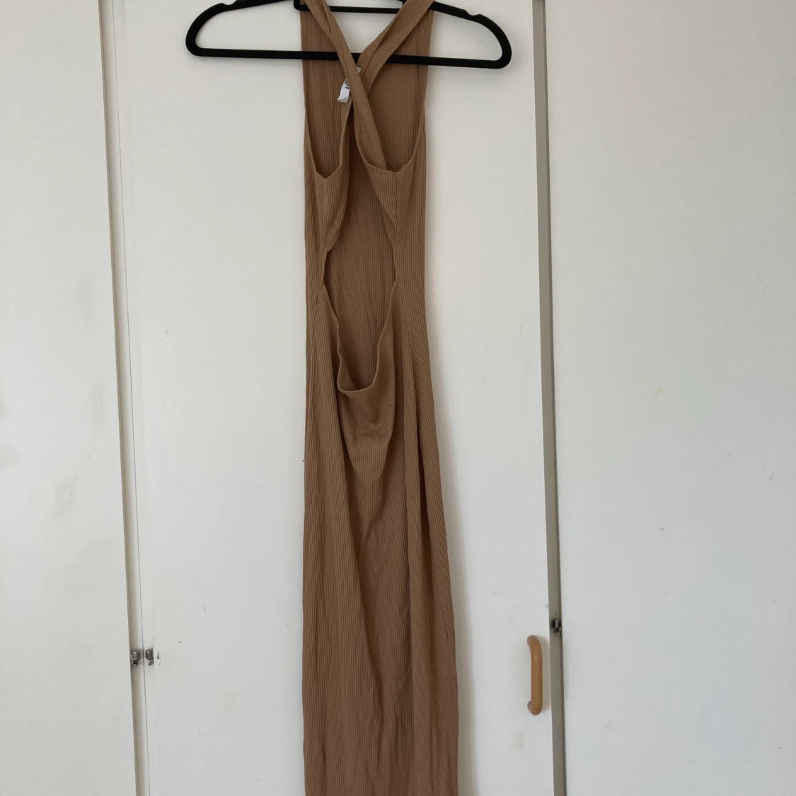 Lång brun klänning med öppen rygg - 90