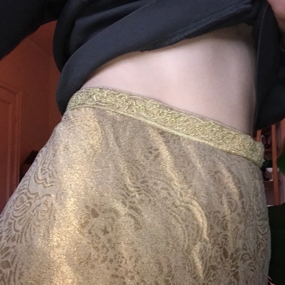 Jättefin kjol från Ralph Lauren med guldigt mönster. Har jättefint fall och blir lite vidare längst ner! Dock något ”nopprig” eller trådig kanske man ska kalla det men har varit en riktig favorit i garderoben ändå!!😻. Kjolar.