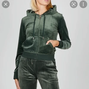 Juicy sett storlek S - Säljer mitt Juicy sätt i färgen Dark Moss i storlek S. Tröjan är knappt använd och byxorna lite mer använda men inte mycket alls. Fint skick. Buda eller köp direkt för 1600kr. Köparen står för frakten men kan även mötas upp i Göteborg.