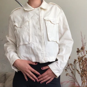 Vit bomullsjacka - Vit bomullsjacka. Sval och skön, sitter precis under naveln så lite cropped. Lite M65 militär jacka vibe på den. 