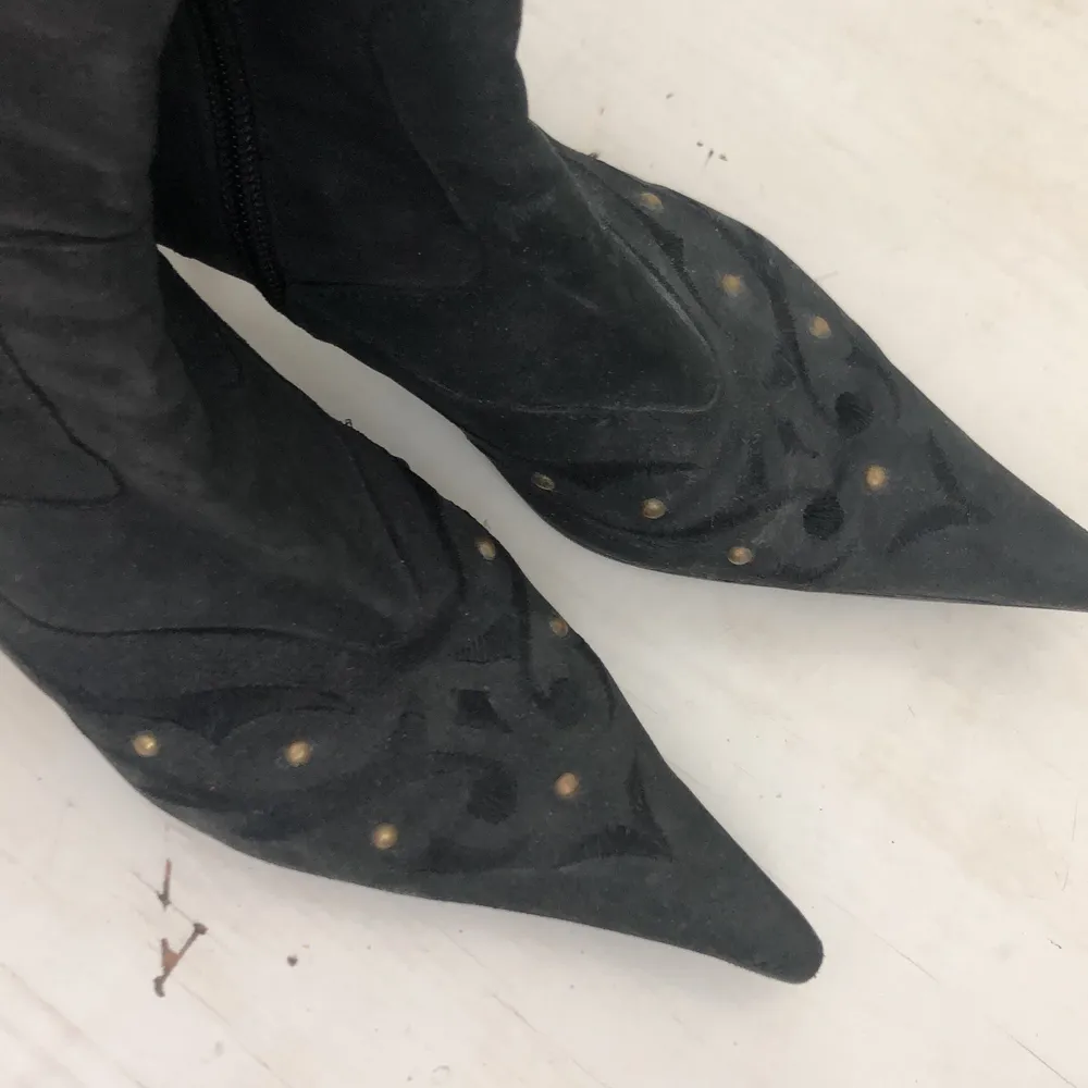 Cowboyboots ish, svarta boots i suade liknande material. Stl 38.5. Skor.